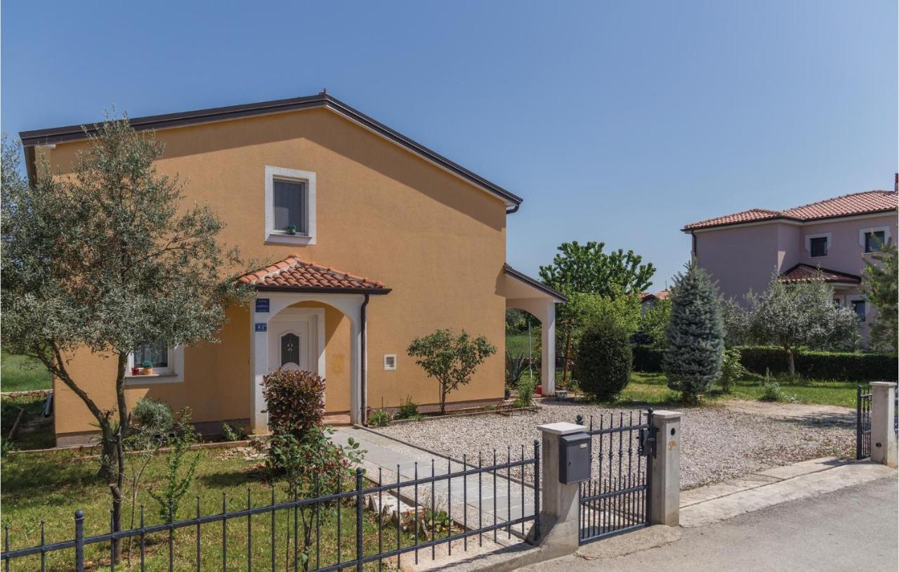 Nice Apartment In Kastel With Kitchen 外观 照片
