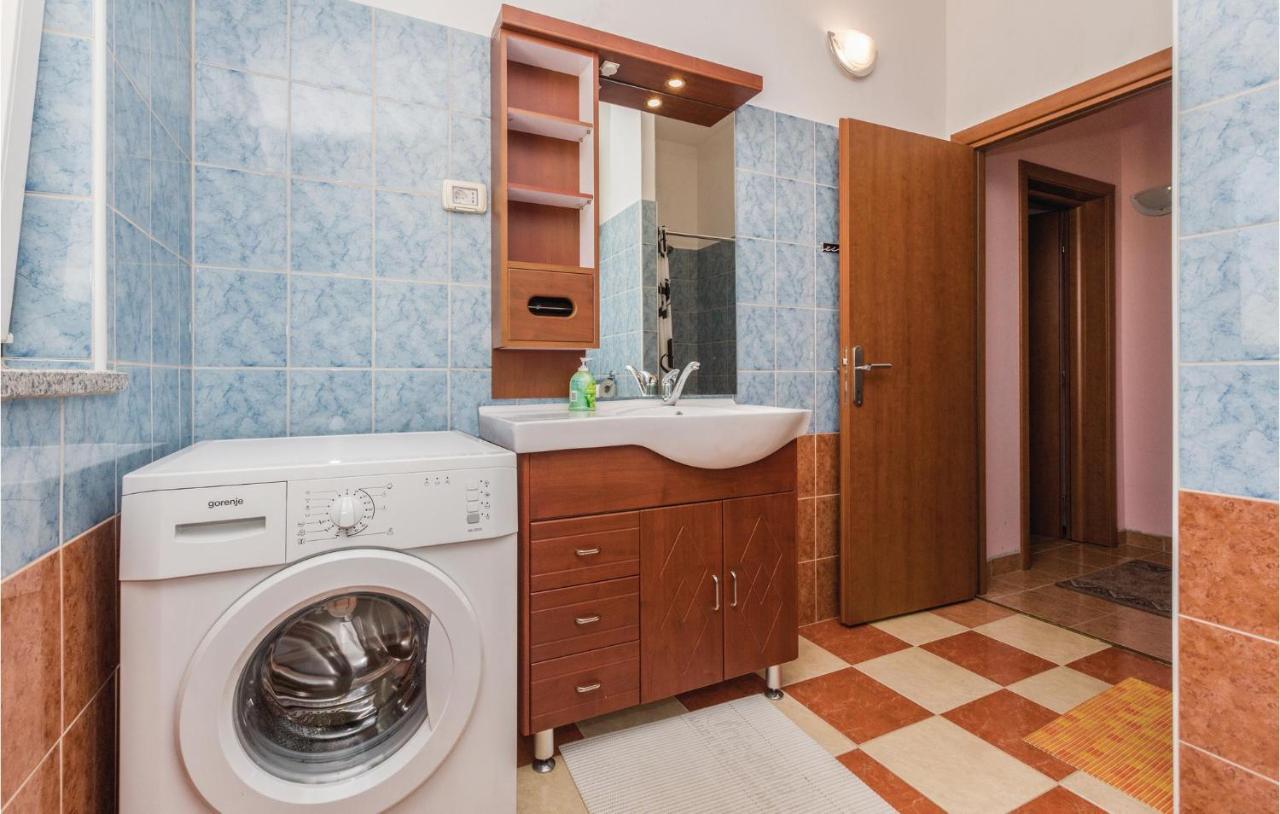Nice Apartment In Kastel With Kitchen 外观 照片