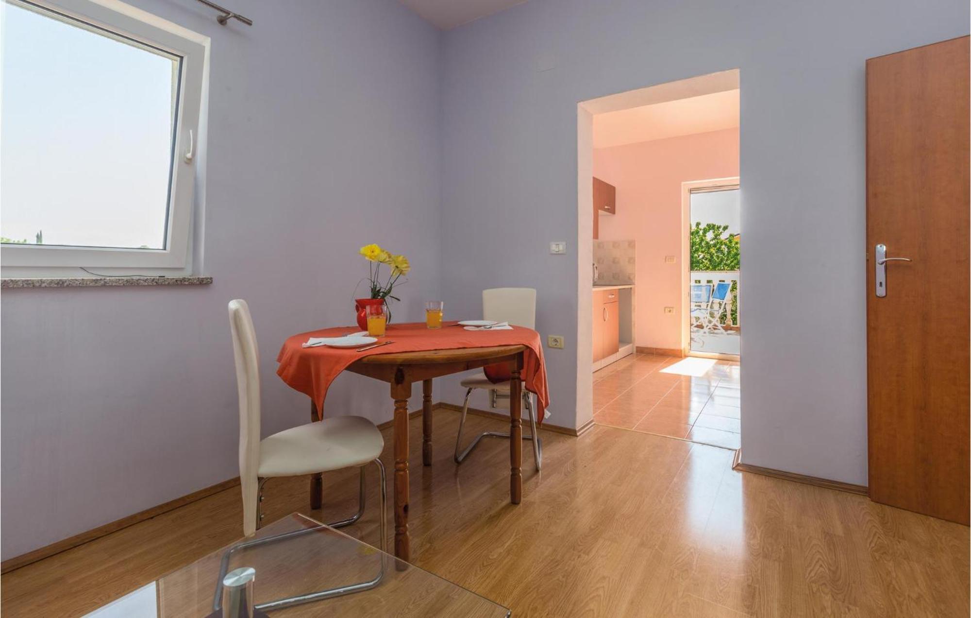 Nice Apartment In Kastel With Kitchen 外观 照片