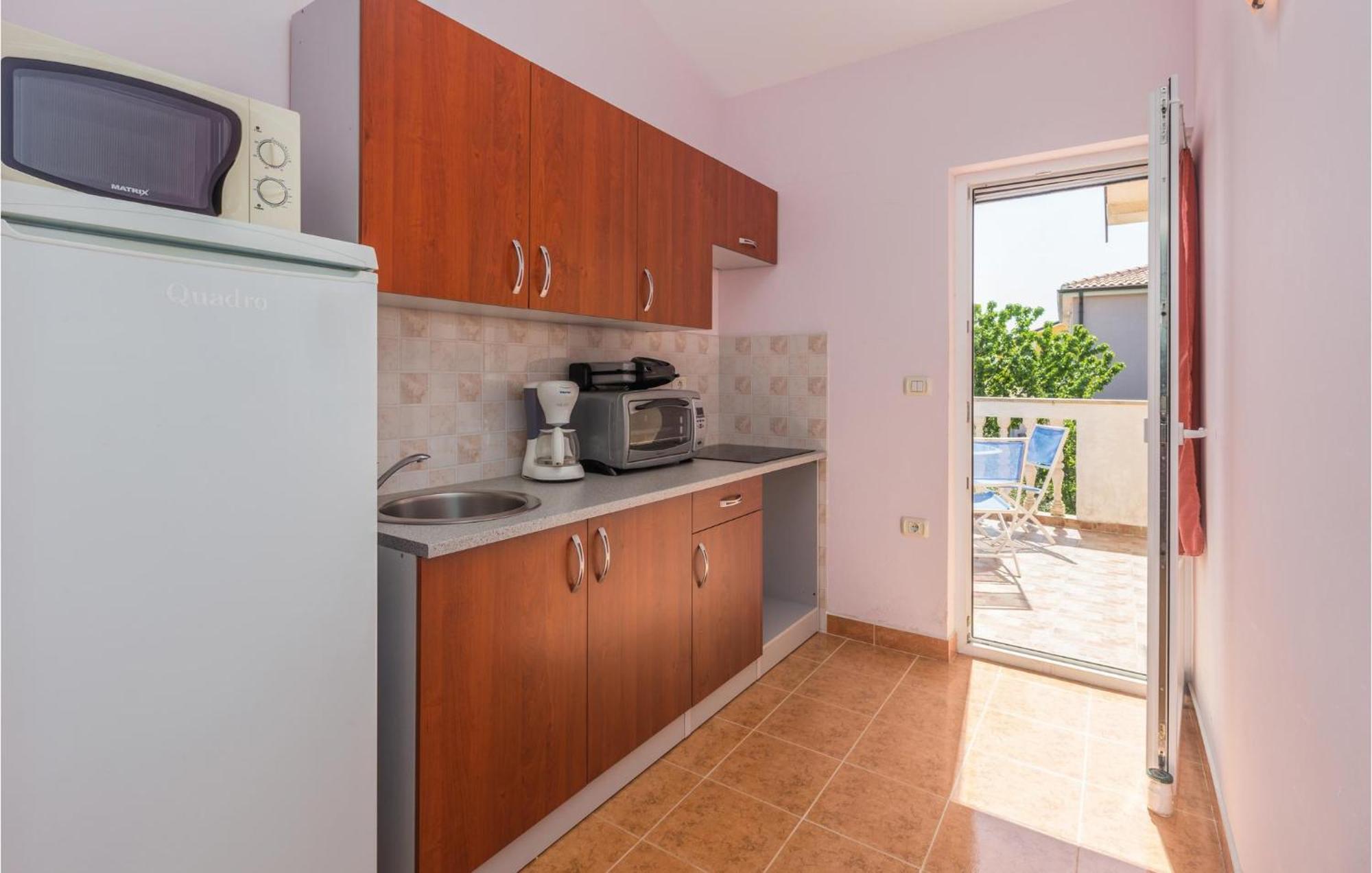 Nice Apartment In Kastel With Kitchen 外观 照片
