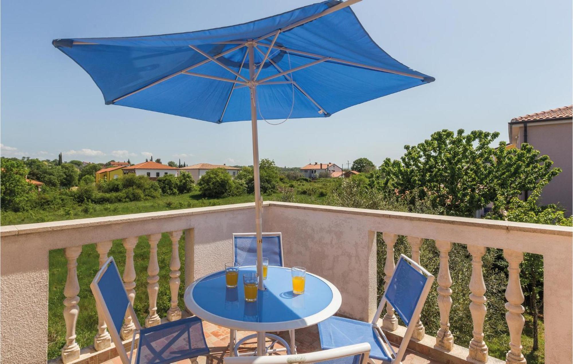 Nice Apartment In Kastel With Kitchen 外观 照片